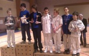 Les podiums étaient en bleu